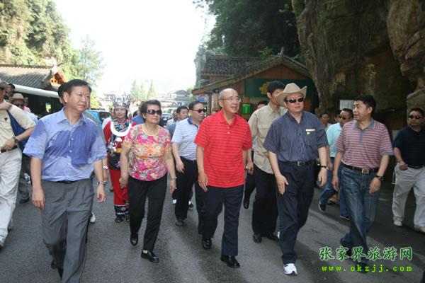 張家界市委書記胡伯?。ㄗ笠唬┡阃瑖顸h主席吳伯雄（正中）前往梯瑪神歌劇場